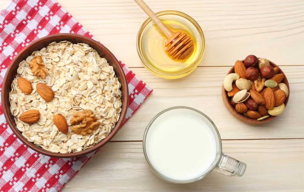 Bát yến mạch chay với sữa, mật ong và các loại hạt dành cho người thuần chay