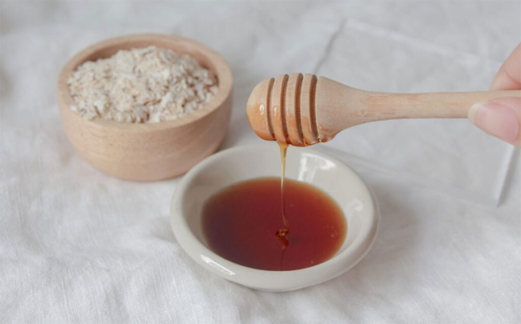 Yến mạch kết hợp mật ong dưỡng da mềm mại và giảm mụn